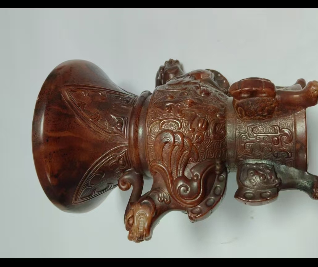 Ancient dragon-patterned large tripod