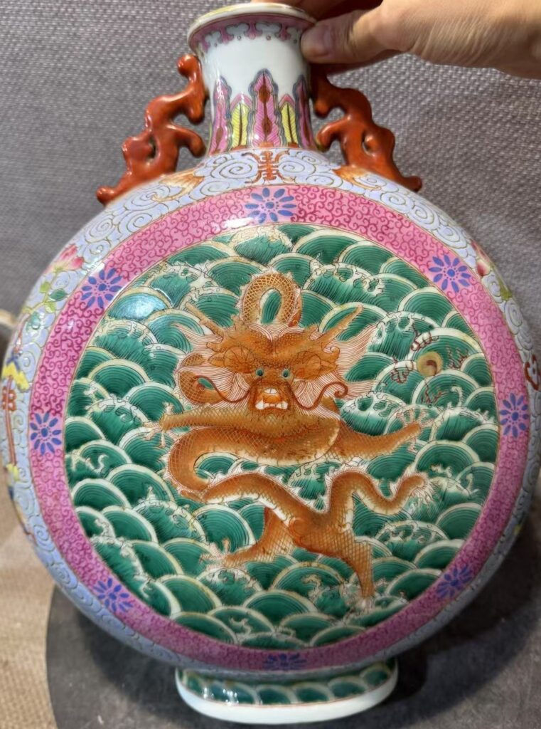 The Qing Dynasty Qianlong Double-Ear Dragon Pattern Vase-國際博寶藝術品交易網