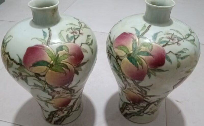 The Qing Dynasty Qianlong's longevity peach bottle-國際博寶藝術品交易網