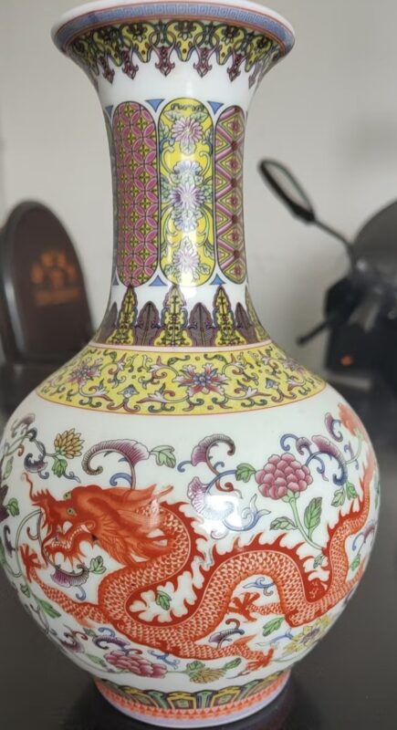 The Qing Dynasty Qianlong Dragon Pattern Vase-國際博寶藝術品交易網