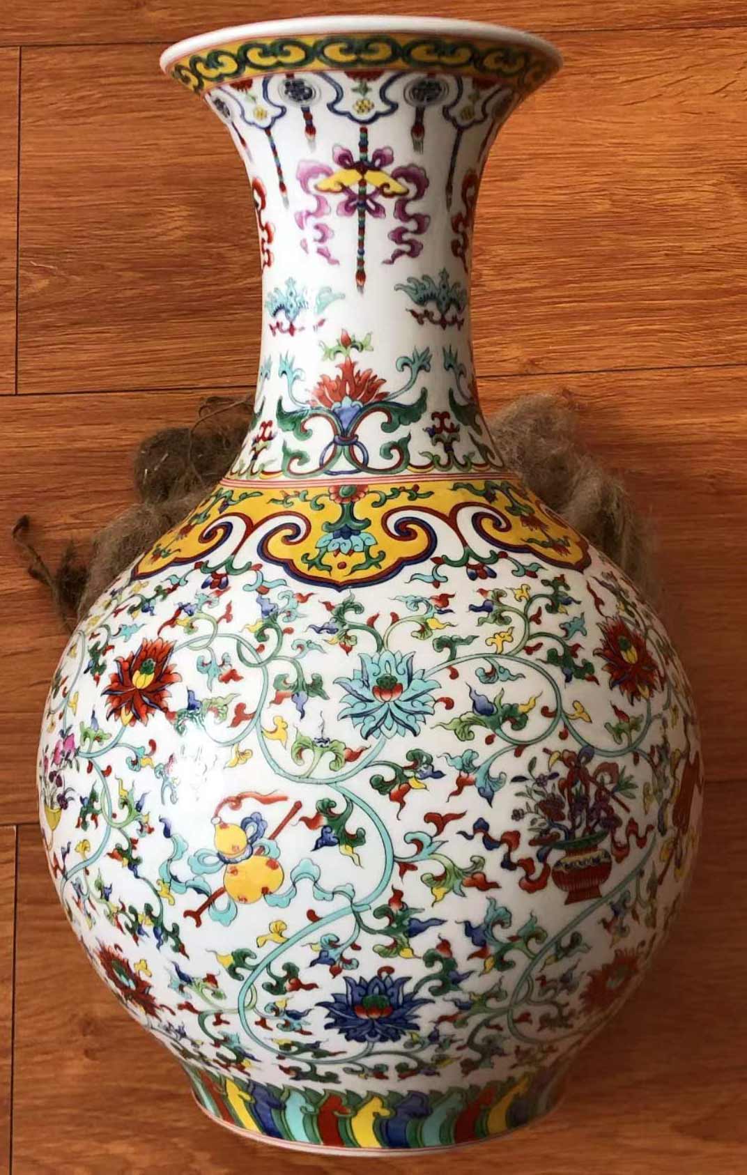 Qing Dynasty Doucai entangled branches and eight immortals pattern appreciation bottle-國際博寶藝術品交易網
