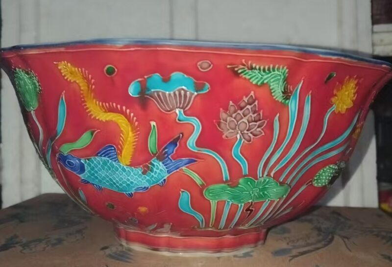 This Ming Dynasty Xuan De carved blue-and-white porcelain red glaze flower bowl-國際博寶藝術品交易網