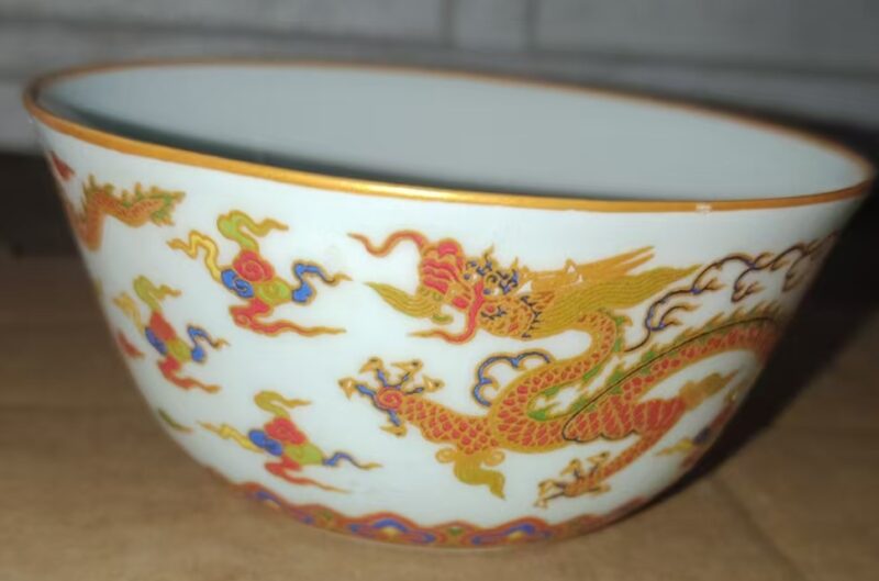 This is a thin-walled dragon-patterned small bowl made in the reign of Emperor Cheng of the Ming Dynasty.-國際博寶藝術品交易網