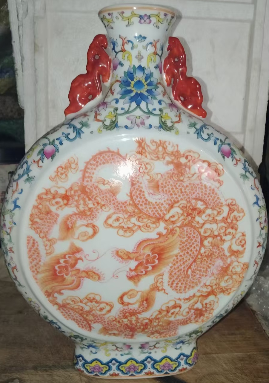 This is a Qianlong-era blue-and-white enamel climbing flower underglaze red holding the moon vase.