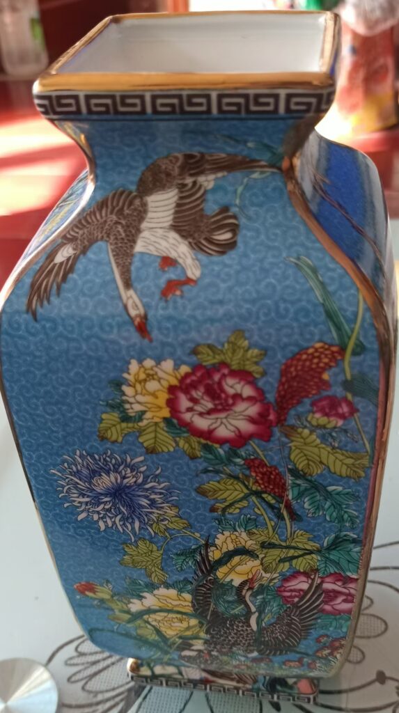 Porcelain vase-國際博寶藝術品交易網