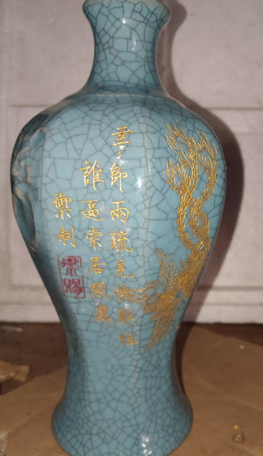 This is a Song Dynasty imperial-made Ruyuan vase.