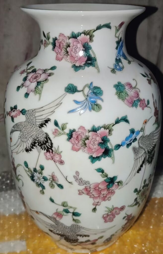 this is a thin-body night-light vase made in the Qianlong era.-國際博寶藝術品交易網