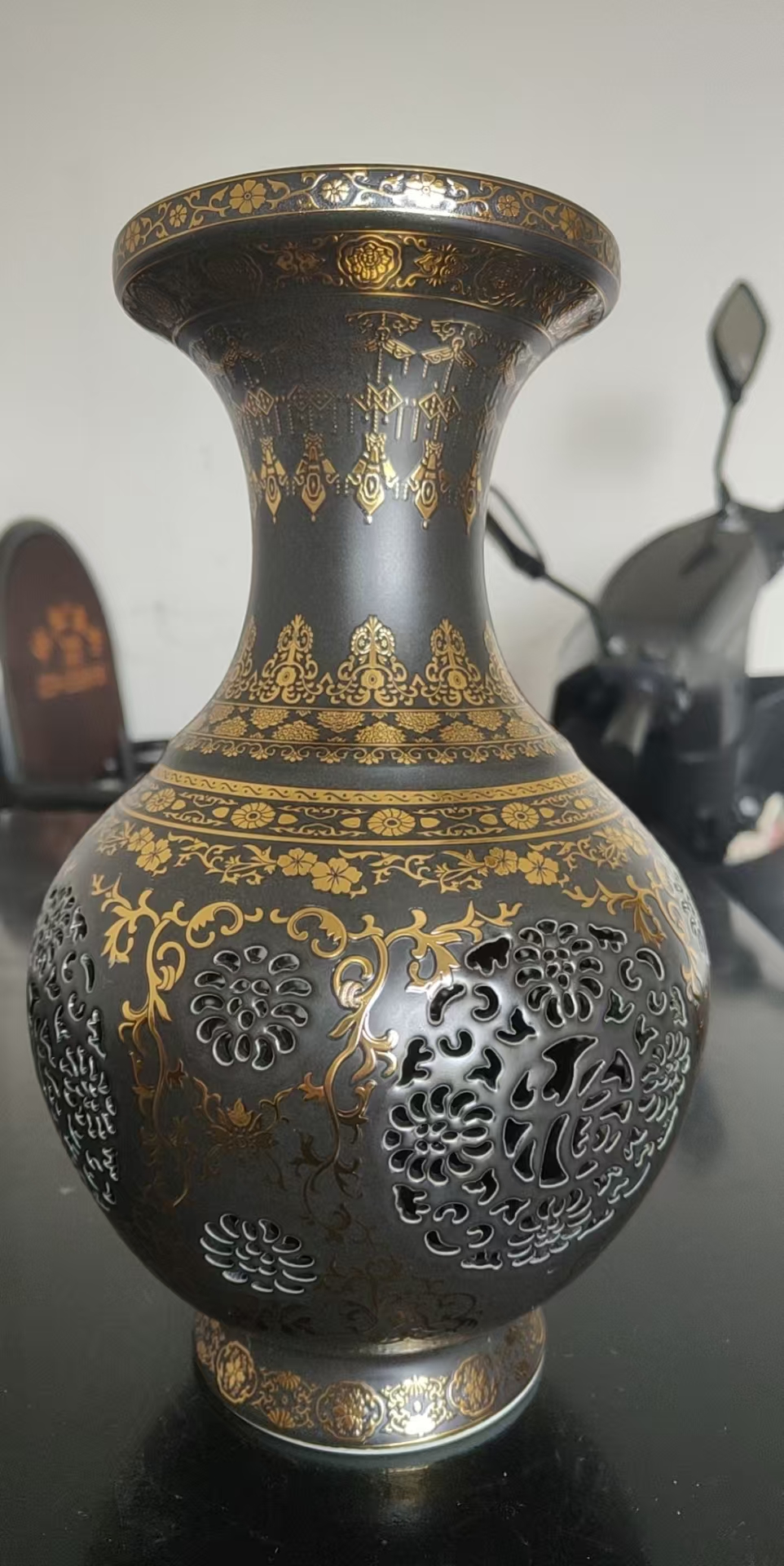 Large Qing Dynasty Qianlong hollowed-out bottle