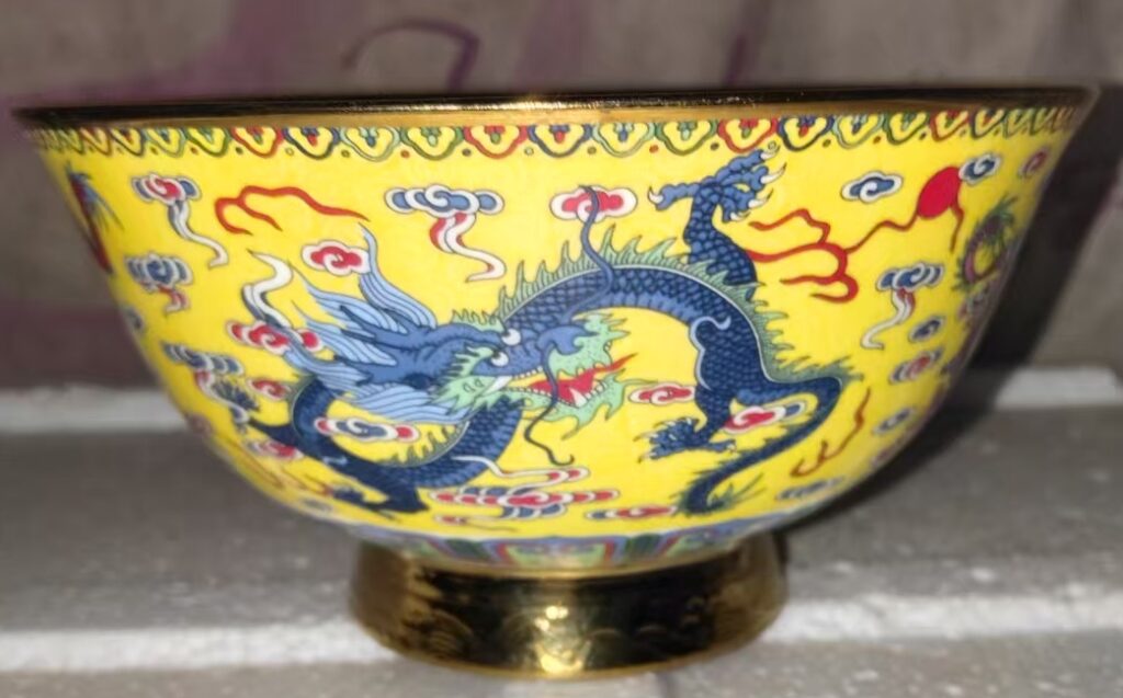 This is a Five Dragon Yellow Glaze Bowl made in the Qianlong period of the Great Qing Dynasty.-國際博寶藝術品交易網