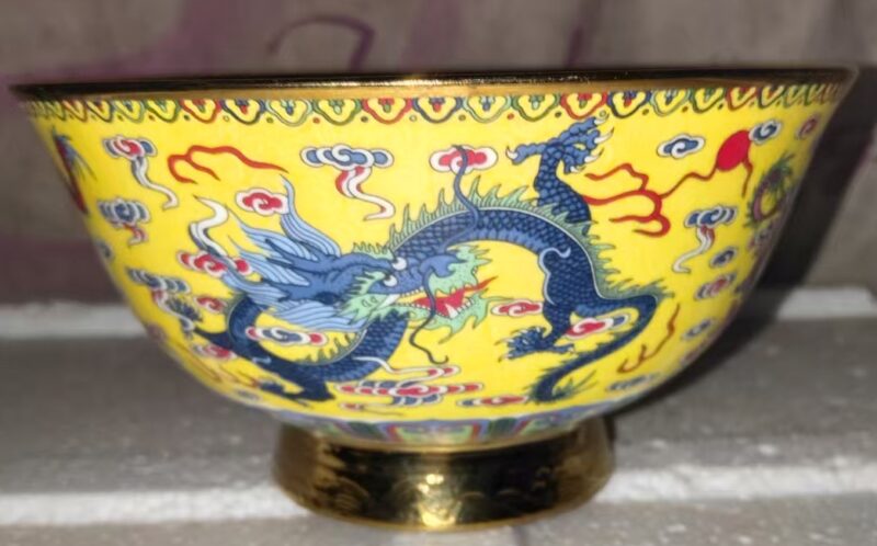 This is a Five Dragon Yellow Glaze Bowl made in the Qianlong period of the Great Qing Dynasty.-國際博寶藝術品交易網