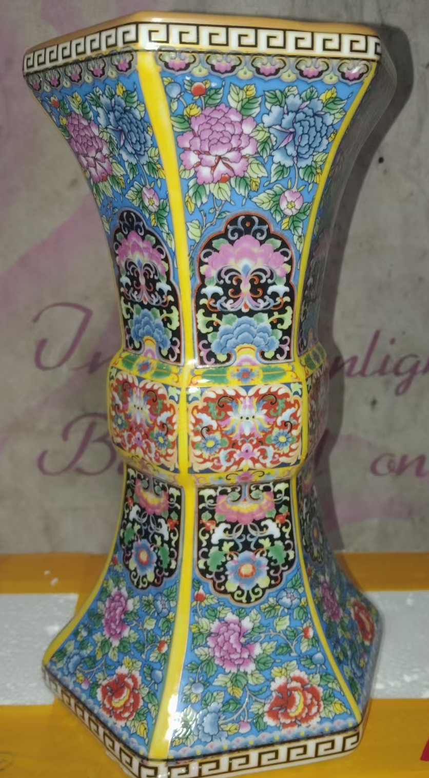 This is a flower vase with Qianlong’s imperial mark.