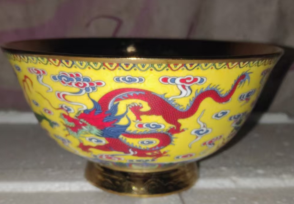 This is a Five Dragon Yellow Glaze Bowl made in the Qianlong period of the Great Qing Dynasty.