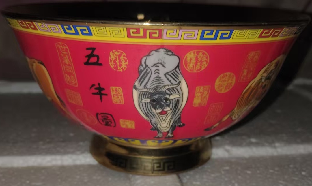 This is a red-glazed inner painting of five cows bowl made in the Qing Dynasty.