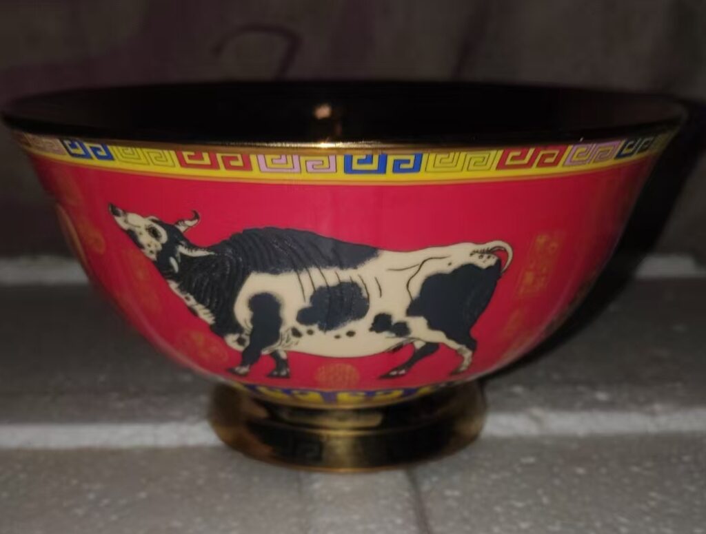 This is a red-glazed inner painting of five cows bowl made in the Qing Dynasty.-國際博寶藝術品交易網