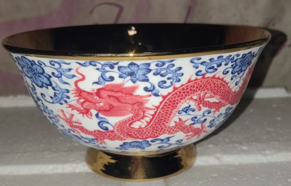 This is a blue and white red dragon painted bowl made in the Qing Dynasty of the Great Qing Dynasty.