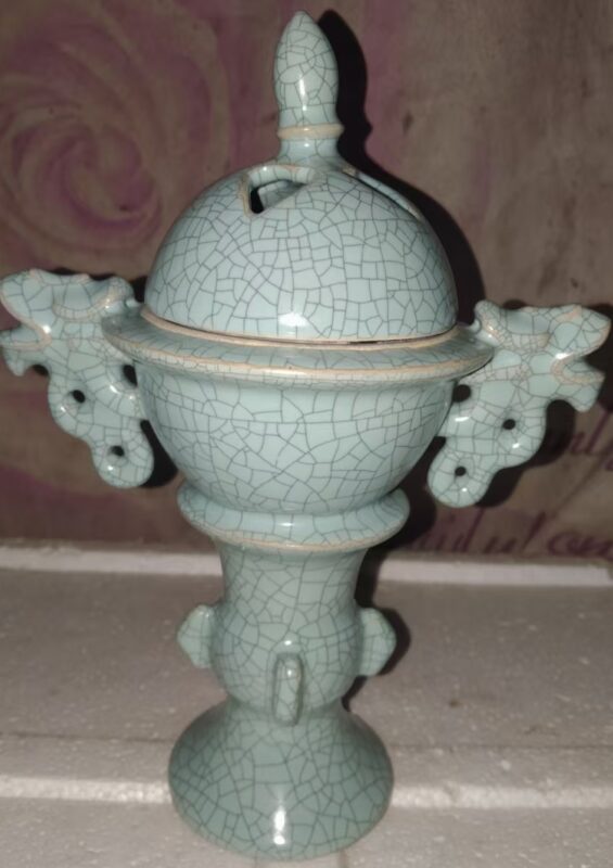 This is the imperial-made incense burner of the Qingliang Temple in the Queen's Pavilion of the Shoucheng Hall in the Ruyuan kiln with green glaze.-國際博寶藝術品交易網
