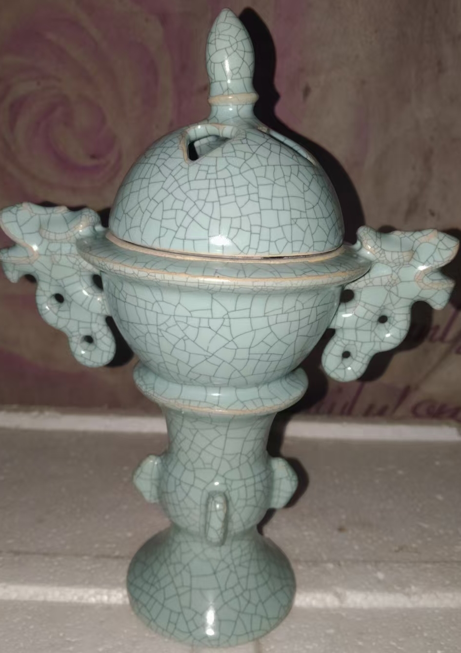 This is the imperial-made incense burner of the Qingliang Temple in the Queen’s Pavilion of the Shoucheng Hall in the Ruyuan kiln with green glaze.