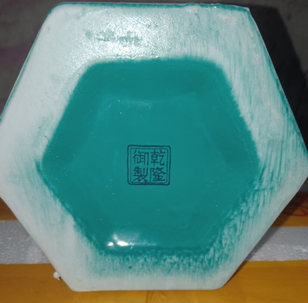 图片[2]-This is a flower vase with Qianlong’s imperial mark.-國際博寶藝術品交易網