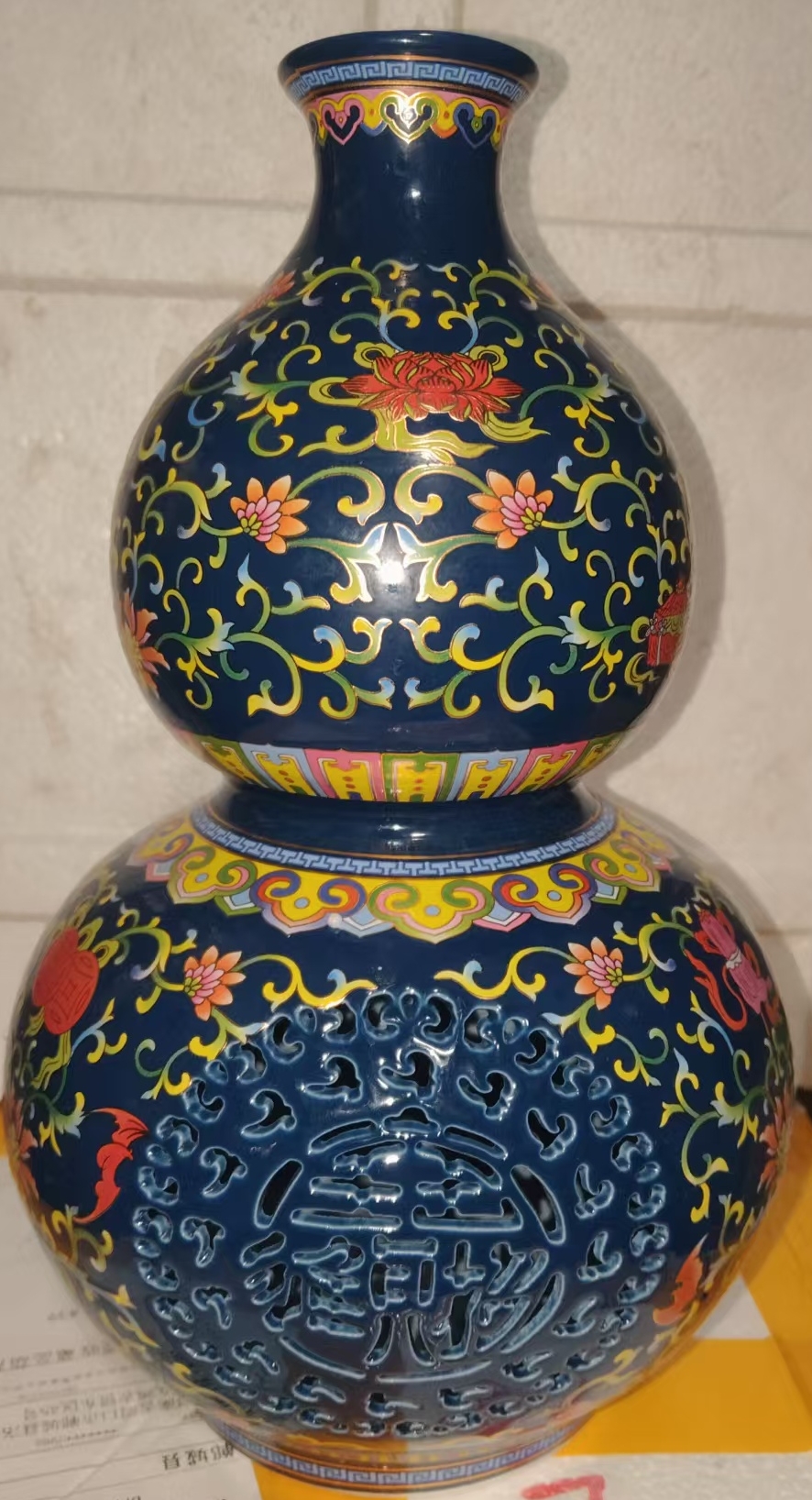 This is a Qianlong-era two-sided window-louvered lacquer vase.