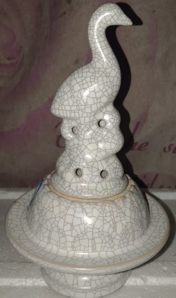 This piece is the imperial ritual object of the Song Dynasty’s Ruyuan White Glaze Longqing Temple.-國際博寶藝術品交易網