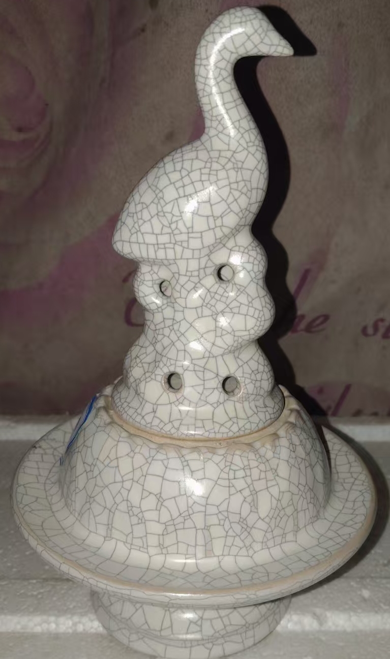 This piece is the imperial ritual object of the Song Dynasty’s Ruyuan White Glaze Longqing Temple.