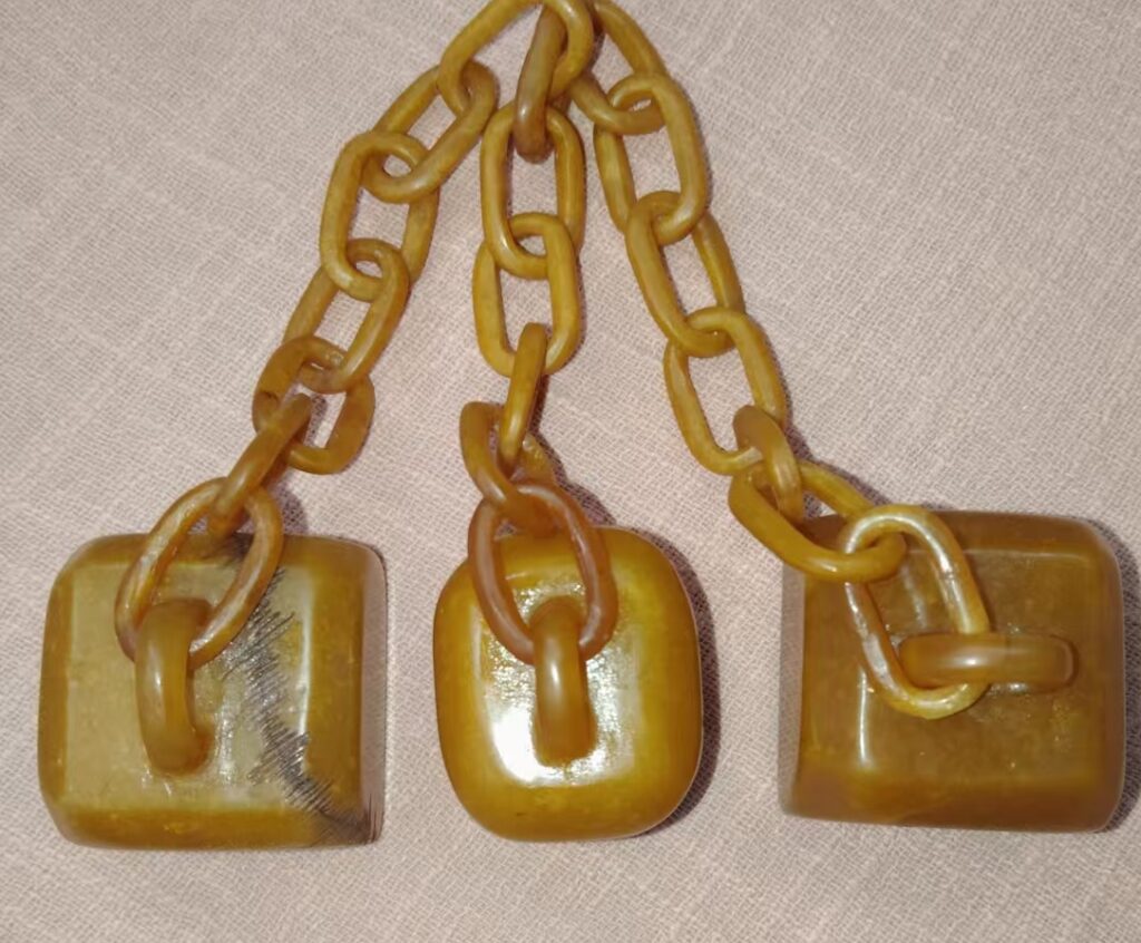This is Tian Huangshi’s three-chain medal in the reign of Emperor Qianlong.-國際博寶藝術品交易網